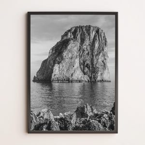 Capri Bianco e Nero – Fotografia Artistica di Scogliera Iconica Italiana | Stampa Minimalista Mare Mediterraneo | Decor da Parete