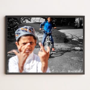 Fotografia Bambini a Bikaner – Arte Fotografica India, Bicicletta, Colore su Bianco e Nero | Stampa Creativa per Arredo, Viaggio e Infanzia