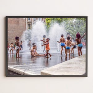 Fotografia di bambini che giocano con l'acqua nella fontana – Tolosa, Francia | Stampa da parete, Arte da parete, Decorazione murale