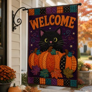 Puede incluir: Una bandera de jardín rectangular con un diseño acolchado que muestra un gato negro sobre tres calabazas naranjas. La palabra WELCOME está bordada en letras naranjas en la parte superior. El borde consta de cuadrados de patchwork coloridos con estrellas.