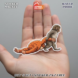 Puede incluir: Una pegatina con una ilustración de dibujos animados de dos monos. Uno es naranja y está acostado, el otro, en gris, camina y sostiene al mono naranja. El texto en la pegatina dice "STICKER MAGNET", "EXPRESS DELIVERY" y "WATER PROOF".