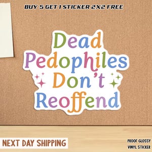以下が含まれることがあります： さまざまな色で「Dead Pedophiles Don't Reoffend」というテキストが書かれた白いビニールステッカー。ステッカーは茶色の背景にあります。「BUY 5 GET 1 STICKER 2X2 FREE」というテキストが上部にあります。