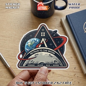 Könnte beinhalten: Ein Aufkleber mit Weltraum-Design. Der Aufkleber zeigt ein dreieckiges Emblem mit dem Text "RETRUN TO THE MOON" und den Namen "WISEMAN • GLOVER • KOCH • HANSEN". Der Aufkleber hat auch den Text "STICKER MAGNET" und "WATER PROOF".