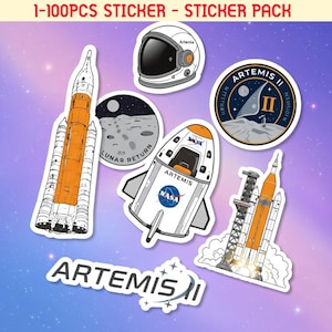 Könnte beinhalten: Eine Sammlung von Aufklebern mit Weltraum-Designs. Enthält eine Rakete, einen Weltraumhelm, ein Raumschiff und runde Aufkleber mit den Texten "LUNAR RETURN" und "ARTEMIS II". Die Aufkleber sind weiß mit orangefarbenen, blauen und schwarzen Akzenten.
