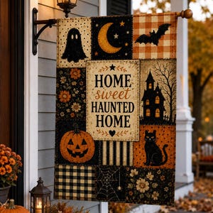 Puede incluir: Una bandera de jardín rectangular con un diseño de patchwork con motivos de Halloween que incluyen un fantasma, una luna creciente, un murciélago, una calabaza, un gato negro, una telaraña y una casa encantada. El panel central muestra el texto HOME sweet HAUNTED HOME.