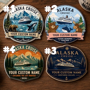 Op de afbeelding: Vier Alaska Cruise-onderzetters met verschillende ontwerpen. Elke onderzetter toont een cruiseschip, bergen en dieren in het wild zoals beren, walvissen en elanden. Tekst bevat "Alaska Cruise" en "Your Custom Name".