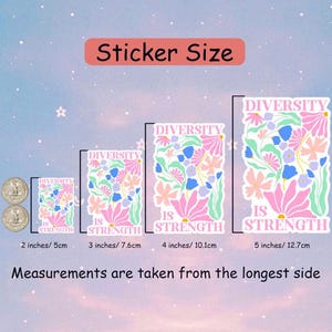 Peut inclure: Quatre autocollants rectangulaires avec le texte Diversity Is Strength et des motifs floraux en rose, bleu et vert. Les tailles sont indiqu&eacute;es &agrave; c&ocirc;t&eacute; d'une pi&egrave;ce, allant de 5 cm &agrave; 12,7 cm, mesur&eacute;es sur le c&ocirc;t&eacute; le plus long de chaque autocollant.