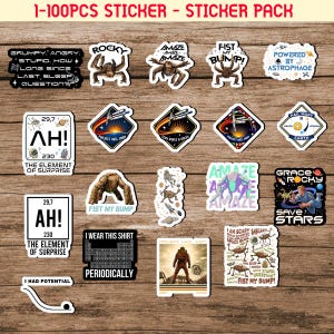 Puede incluir: Una colección de pegatinas coloridas con varios diseños y texto. Las pegatinas presentan imágenes espaciales, científicas y frases humorísticas. El texto incluye frases como "Fist My Bump!" y "Amaze Amaze".