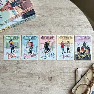 Puede incluir: Se muestran cinco portadas de libros de la serie "Off-Campus" de Elle Kennedy. Cada portada presenta una ilustración diferente de personas, con títulos como "The Deal", "The Mistake", "The Score", "The Goal" y "The Legacy".