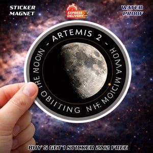 Könnte beinhalten: Ein runder Aufkleber mit einem detaillierten Bild des Mondes, mit dem Text "ARTEMIS 2" und "THE MOON OBIITING NHOMA MICIOIW". Der Aufkleber ist mit "STICKER MAGNET" und "WATER PROOF" beschriftet.