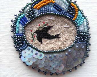 Tapisserie artistique Flying Home - Oiseau noir, broderie de perles et de sequins (7 x 7 cm)