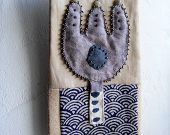 Tenture murale en textile abstraite brodée de perles faites main, mauve, indigo et lin naturel