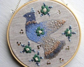 Oiseau de la paix brodé de perles et fait main - Cerceau de 5 po., Art mural textile prêt à accrocher