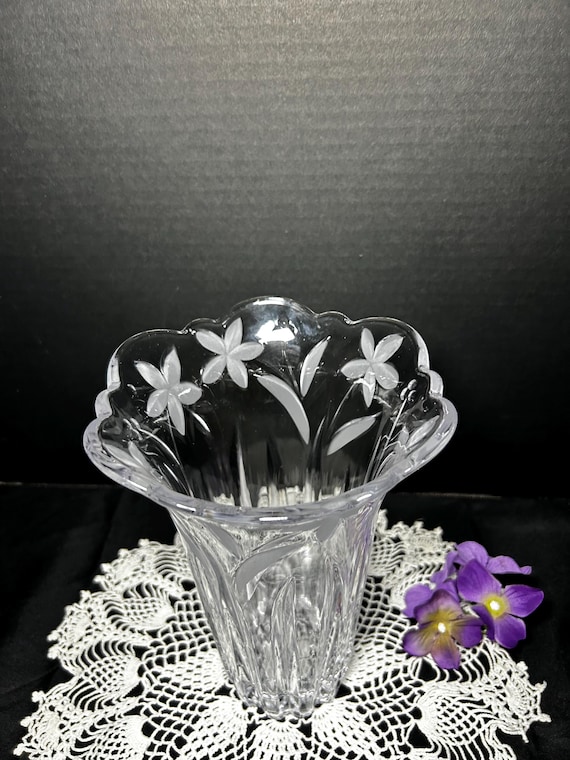 美品 ★ MIKASA クリスタル 花瓶 Mikasa Crystal Vase, Garden Terrace Frosted Floral, Scalloped Rim