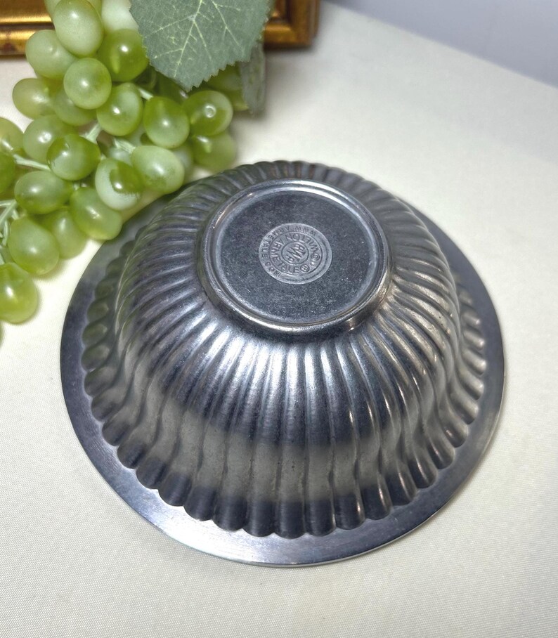 Op de afbeelding: Een set van drie keramische mokken met een gespikkelde, matte afwerking. De mokken zijn in cr&egrave;me, lichtgrijs en donkergrijs. Elke mok heeft een eenvoudig, minimalistisch ontwerp.