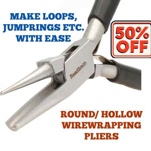 Puede incluir: Primer plano de alicates redondos/huecos para envolver alambre con mangos negros. Los alicates son plateados y tienen el nombre de la marca "BeadSmith" impreso. El texto de la imagen dice "MAKE LOOPS, JUMPRINGS ETC. WITH EASE" y "50% OFF".