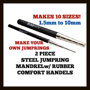 Puede incluir: Una taza de cerámica blanca con un asa negra y el texto "But First, Coffee" en negrita negra. La taza está sobre una superficie de madera. La taza mide aproximadamente 10 cm de alto.