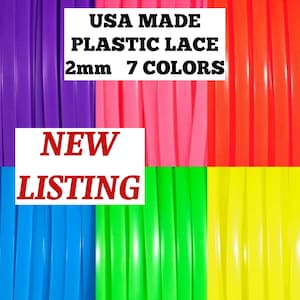 Könnte beinhalten: Eine lebendige Auswahl an farbigen Kunststoffschnüren in Lila, Rosa, Rot, Blau, Grün und Gelb. Das Bild enthält den Text "USA MADE PLASTIC LACE 2mm 7 COLORS" und "NEW LISTING".