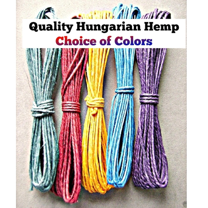 Puede incluir: Cinco paquetes de cuerda de c&aacute;&ntilde;amo en verde azulado, rojo, amarillo, azul y morado, cada uno atado con un peque&ntilde;o lazo. El texto Quality Hungarian Hemp Choice of Colors est&aacute; superpuesto. La cuerda tiene un aspecto texturizado y fibroso.