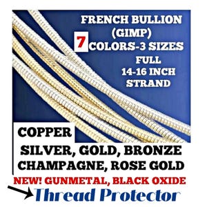 Op de afbeelding: Franse bouillondraad in 7 kleuren en 3 maten, gepresenteerd als strengen van 14-16 inch. Kleuren zijn koper, zilver, goud, brons, champagne, roségoud, gunmetal en zwart oxide. Tekst: FRENCH BULLION (GIMP) 7 COLORS-3 SIZES FULL 14-16 INCH STRAND COPPER SILVER, GOLD, BRONZE CHAMPAGNE, ROSE GOLD NEW! GUNMETAL, BLACK OXIDE Thread Protector.