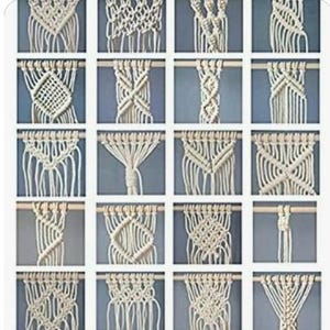 Puede incluir: Una cuadr&iacute;cula de diecis&eacute;is muestras individuales de macram&eacute; con cord&oacute;n de algod&oacute;n color hueso anudado en varios patrones geom&eacute;tricos. Cada muestra est&aacute; suspendida de una peque&ntilde;a varilla de madera, mostrando distintas t&eacute;cnicas de nudos.