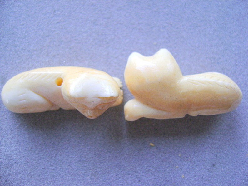 BEADS BONE Fancy CAT Focal Large White Cream Animal Pendant Top Drill image 3