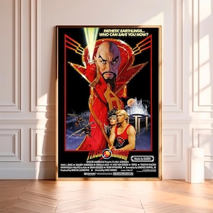 Puede incluir: Un póster de película para la película de 1980 "Flash Gordon" que presenta a un villano vestido de rojo con barba negra y una expresión amenazante. El póster también presenta el título de la película, el lema "Pathetic Earthlings... Who Can Save You Now?" y las palabras "Music by Queen".