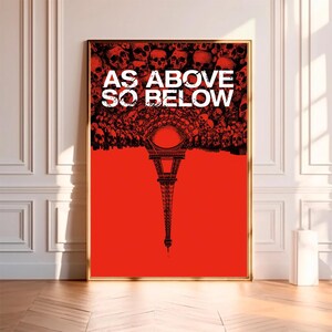 Op de afbeelding: Een rode poster met de tekst "AS ABOVE SO BELOW" in wit, met een zwart silhouet van de Eiffeltoren met een schedelvormige wolk erboven.