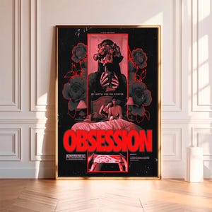 Puede incluir: Un póster de película rectangular titulado OBSESSION en letras rojas negritas. La obra presenta un fondo oscuro con rosas rojas, una persona sosteniendo un jarrón y una pareja sentada en una cama. El texto incluye BE CAREFUL WHO YOU WISH FOR y R RESTRICTED.