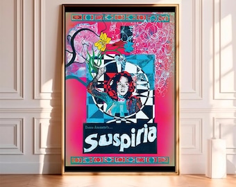 Puede incluir: Un póster rectangular con un fondo rosa vibrante y dibujos lineales blancos de flores y ramas. Un gráfico circular central muestra a una persona de cabello oscuro, rodeada de patrones geométricos en blanco y negro y el texto Suspiria.