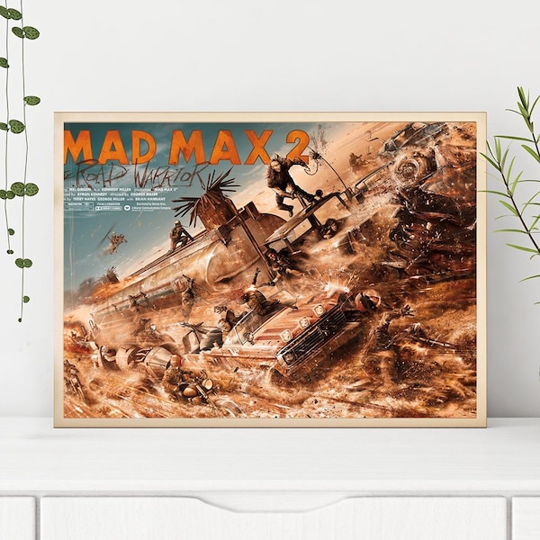 Puede incluir: Un póster enmarcado de la película "Mad Max 2: El Guerrero de la Carretera". La obra de arte representa una caótica escena desértica con vehículos, figuras y el título de la película en letras naranjas. La paleta de colores está dominada por marrones y naranjas.