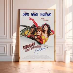 Puede incluir: Un póster enmarcado de la película "To Wong Foo, Thanks for Everything! Julie Newmar" con Wesley Snipes, Patrick Swayze y John Leguizamo. El póster muestra a tres personas en un coche, con el texto "Attitude is Everything".
