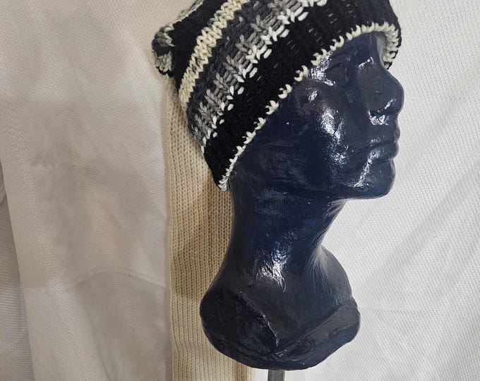 201-Long stocking hat Black- Dov with off white and tassel