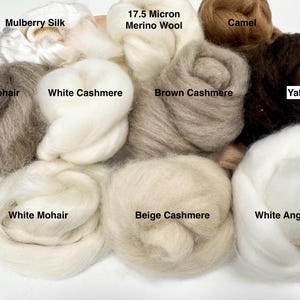 Peut inclure: Une collection de différents types de fibres, notamment de la soie de mûrier, de la laine mérinos, du chameau, du mohair brun, du cachemire blanc, du cachemire brun, du yak, du mohair blanc, du cachemire beige et du lapin angora blanc.