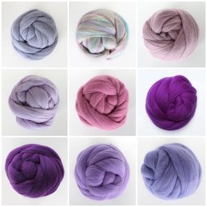 Puede incluir: Nueve ovillos de lana en varios tonos de morado, lavanda y rosa. La lana está dispuesta en forma de cuadrícula.