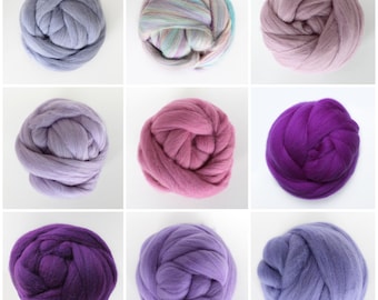Puede incluir: Nueve ovillos de lana en varios tonos de morado, lavanda y rosa. La lana está dispuesta en forma de cuadrícula.