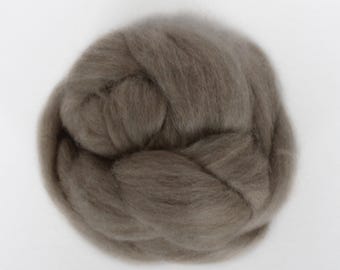 Könnte beinhalten: Nahaufnahme eines Bündels brauner Wollrohlinge. Die Wolle ist weich und flauschig und eignet sich perfekt zum Spinnen oder Filzen.