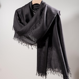 Chal/bufanda versátil de lana virgen 100 % negra, ligero como una pluma, portátil, para viajes, cálido para todas las estaciones, ideal para madres, bodas y niñas.