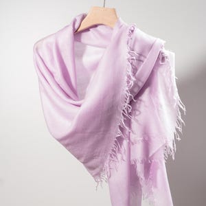 Chal/bufanda de lavanda 100 % de lana virgen versátil, ligero como una pluma, portátil, para viajes, cálido para todas las estaciones, ideal para madres, bodas y niñas.
