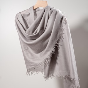Chal/bufanda gris 100 % lana virgen versátil, ligero como una pluma, portátil, para viajes, cálido para todas las estaciones, ideal para madres, bodas y niñas.
