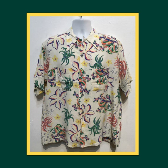 Vintage 1940s rayon Hawaiian fish print shirt. Siz