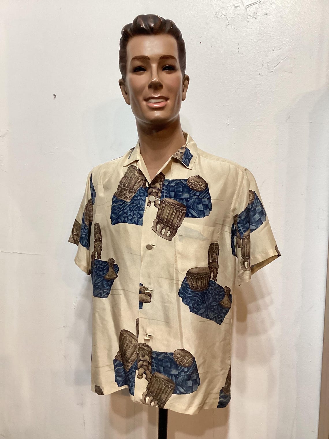 HS145 1950's vintage silk tiki print Hawaiian shirt by Polynesian Casuals for McInerny Honolulu. Size large, photo 3 sur 5