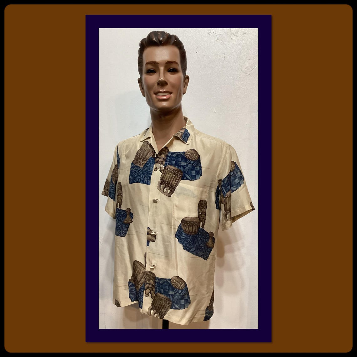 HS145 1950's vintage silk tiki print Hawaiian shirt by Polynesian Casuals for McInerny Honolulu. Size large, photo 1 sur 5