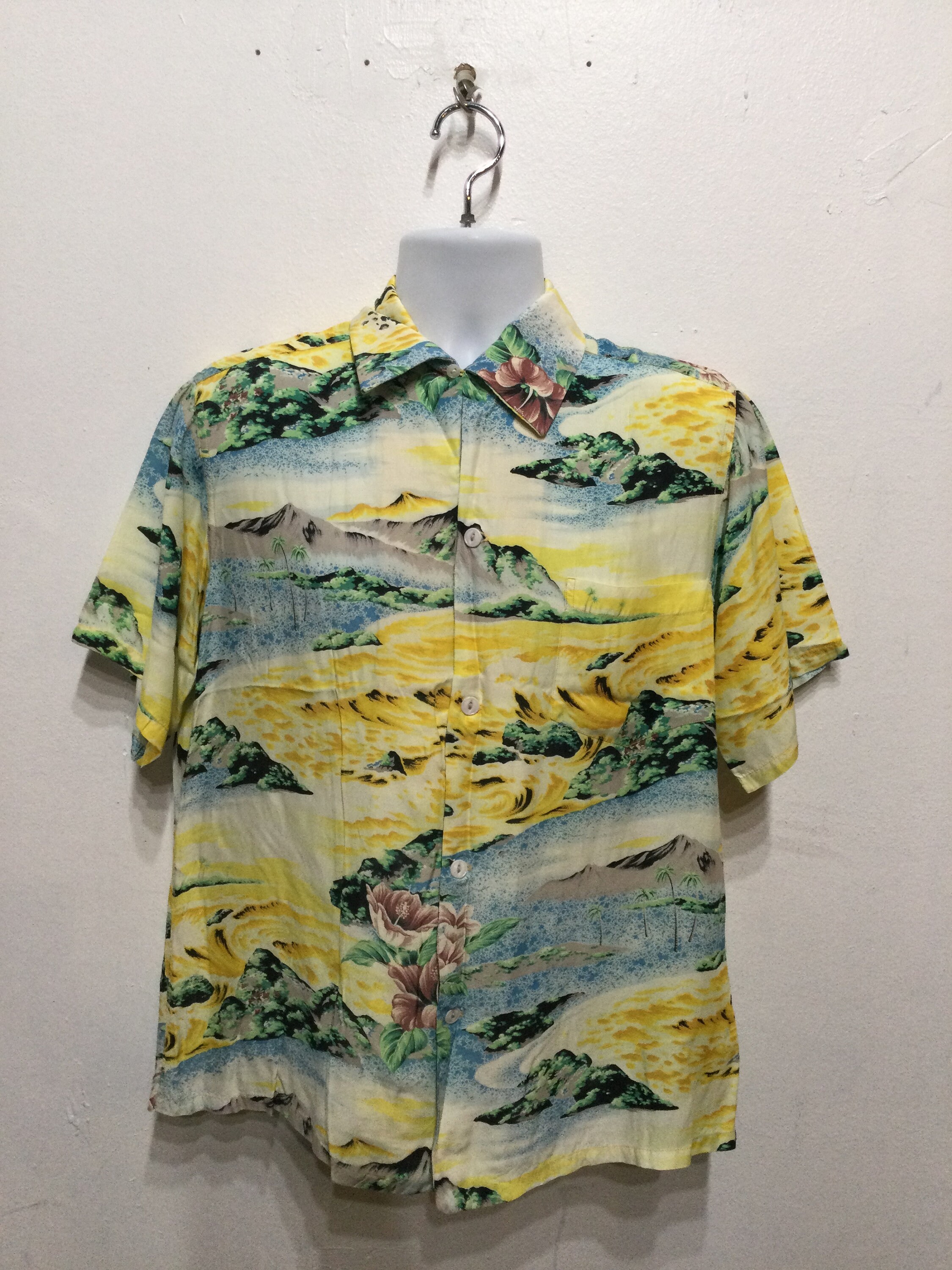 HS261 Vintage 1940s/50s Rayon Hawaiian Shirt by Surfrider. Size