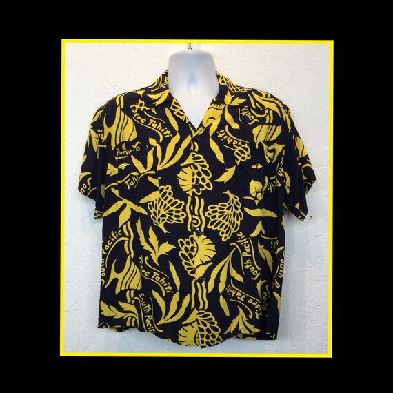 Vintage 1940s rayon Hawaiian shirt. Size medium