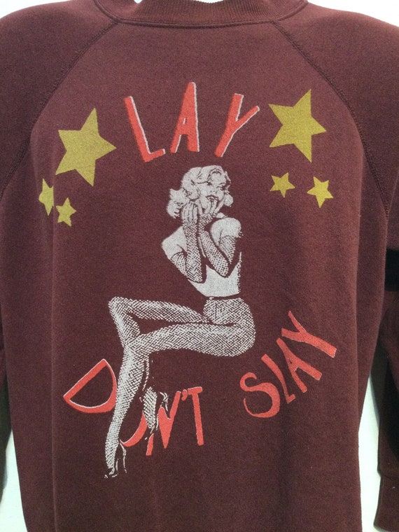 Vintage printed novelty sweatshirt  -" Lay Don't … - image 4