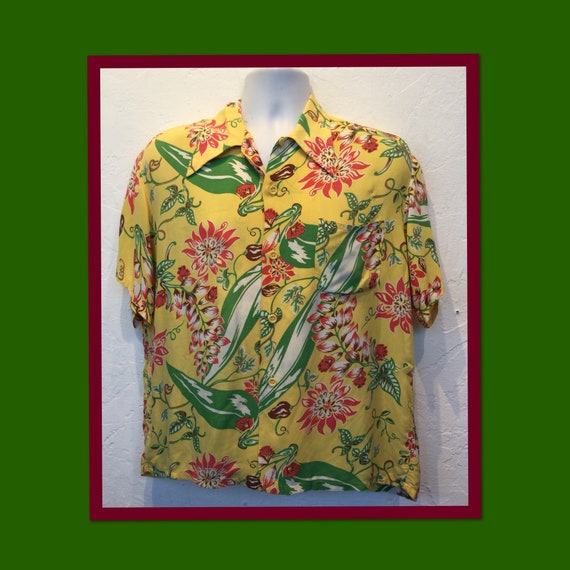 Vintage 1940s rayon Hawaiian shirt. Size large