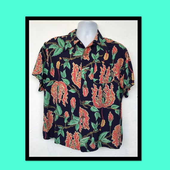 Vintage 1940s rayon Hawaiian shirt. Size large