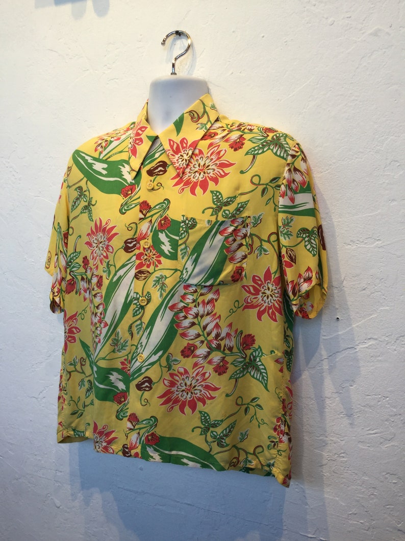 Vintage 1940s Rayon Hawaiian Shirt. Size Large | Etsy