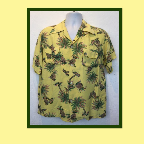 Vintage 1940s rayon pineapple Hawaiian shirt. Size